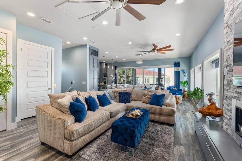 TV and multimedia, Kitchen or kitchenette, Living room, Seating area, Dining area, fireplace