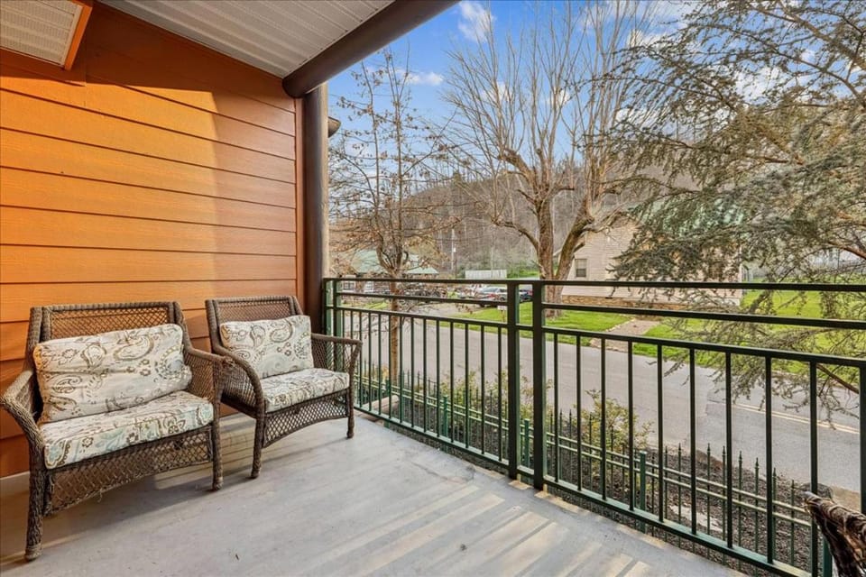 Day, Neighbourhood, Balcony/Terrace, Seating area