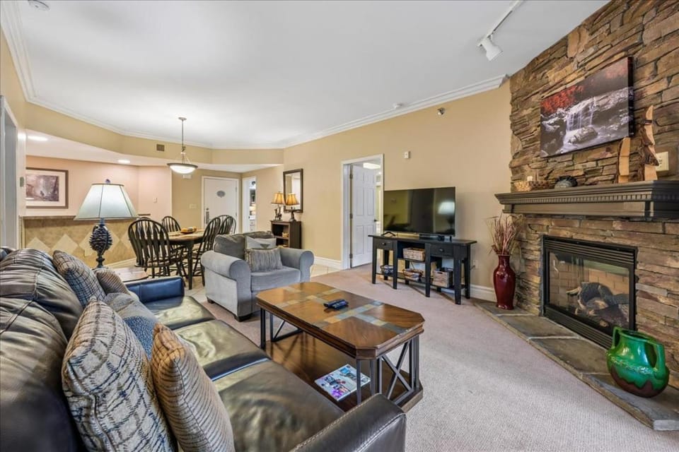 TV and multimedia, Living room, Seating area, Dining area, fireplace, furniture