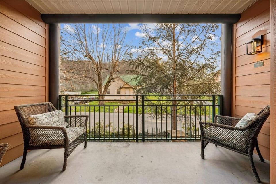 Day, Neighbourhood, Balcony/Terrace, Seating area, furniture