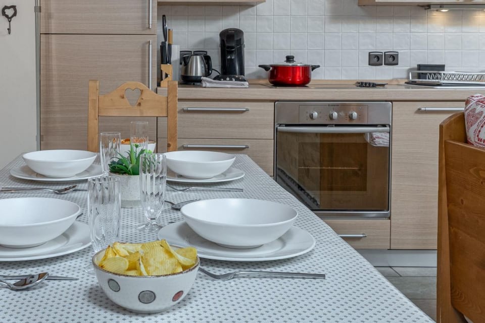Kitchen or kitchenette, Dining area, stove, toaster