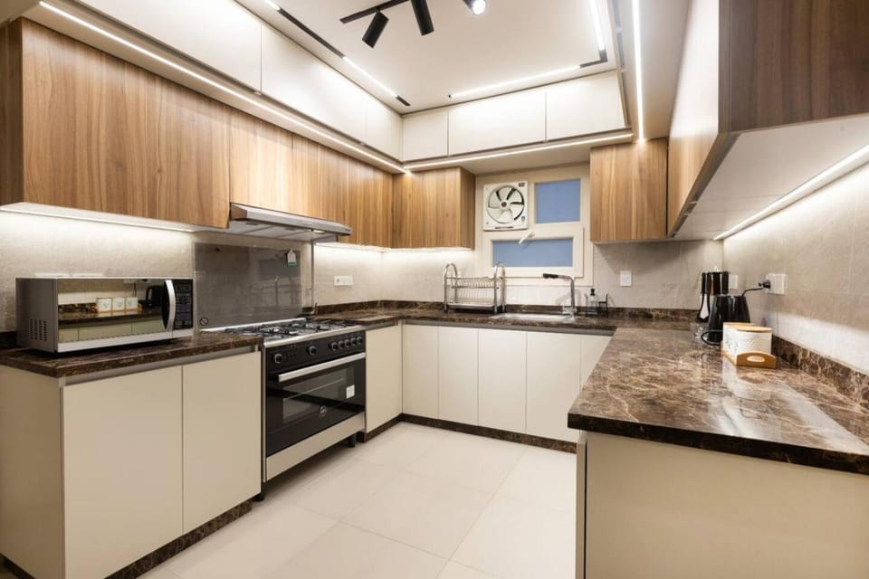 Stylish 3BR Central Stay | Near Airport | Sleeps 8 Apartment in Cairo Governorate