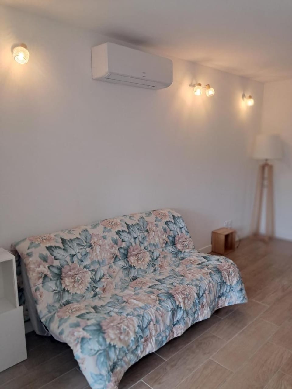 Living room, Seating area, air conditioner