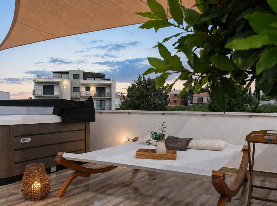 Mare Vista Rooftop Penthouse Sea View & Private Jacuzzi Apartment in Okrug Gornji