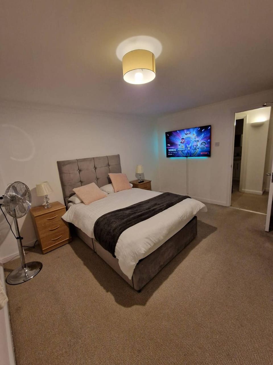 Communal lounge/ TV room, Bed, TV and multimedia, Bedroom