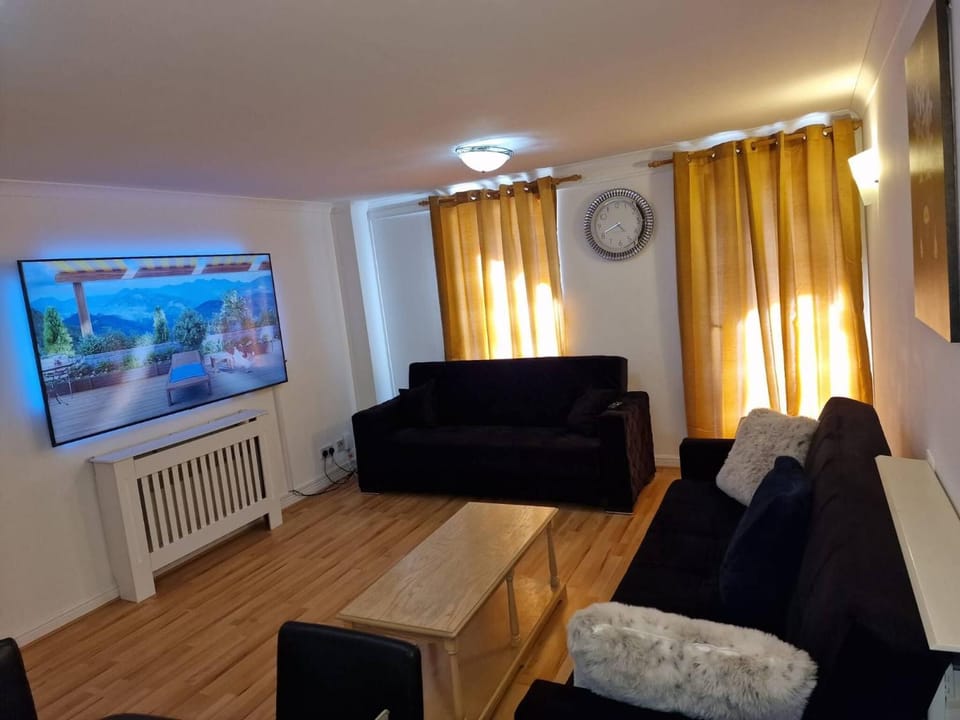 Communal lounge/ TV room, TV and multimedia, Living room, Decorative detail