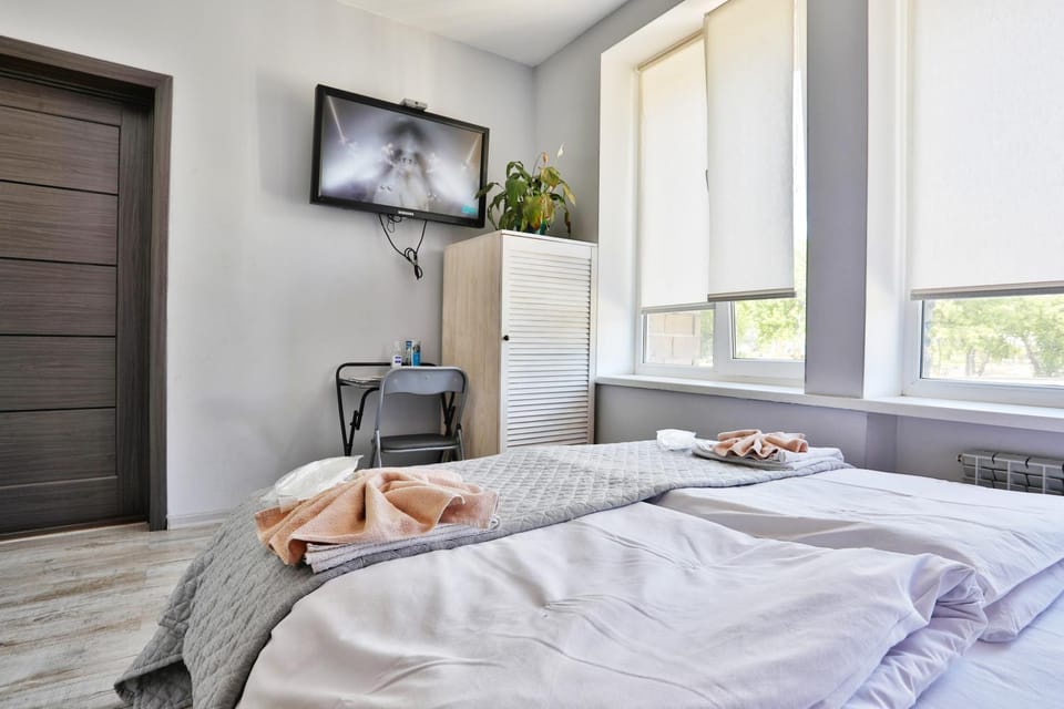 Bed, TV and multimedia, Bedroom, Garden view