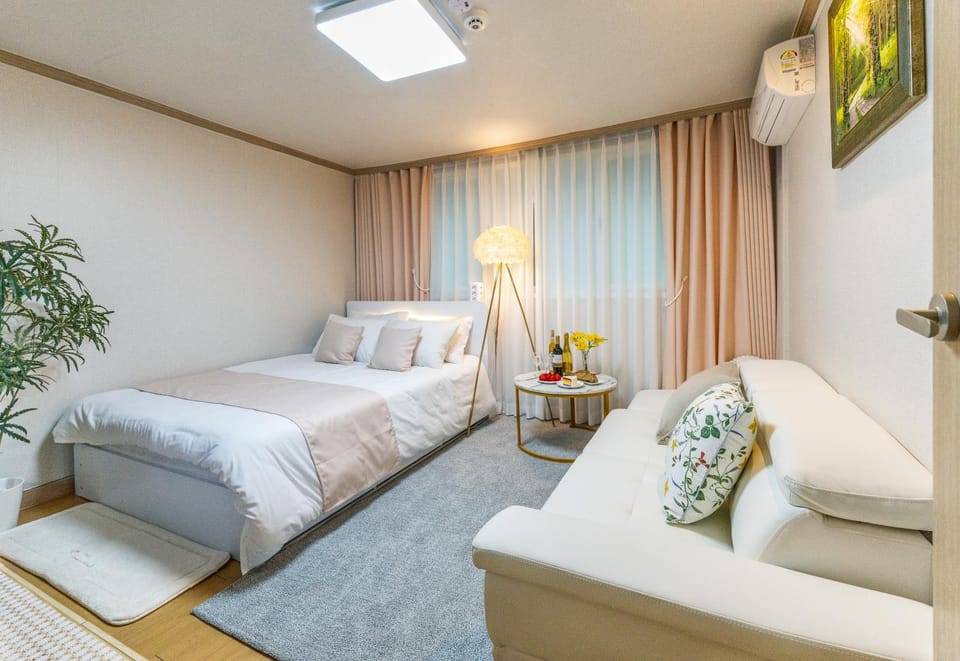 Photo of the whole room, Decorative detail, Bedroom