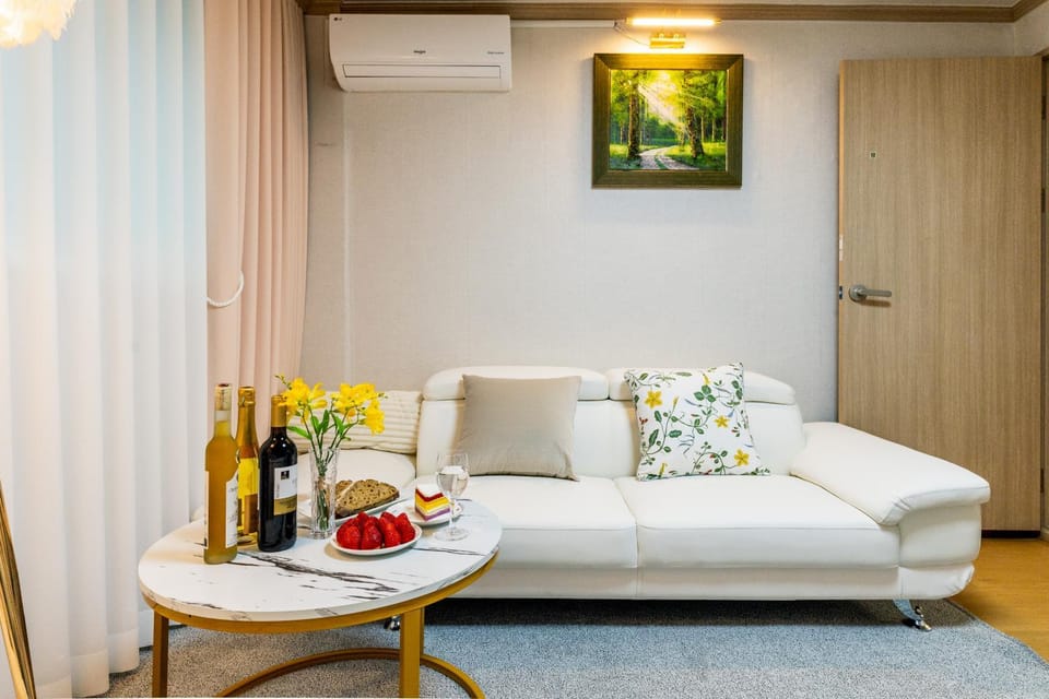 Living room, Photo of the whole room, Decorative detail