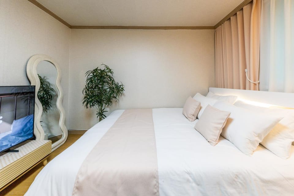 Photo of the whole room, Decorative detail, Bedroom