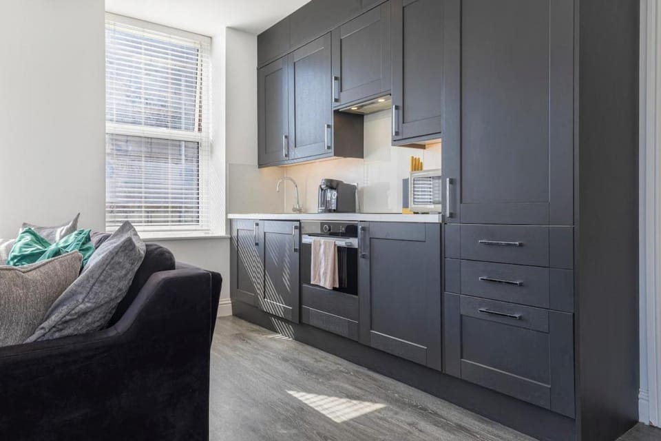 Central Brighton Studio, Sleeps 3, Walk to Beach Apartment in Milton Keynes