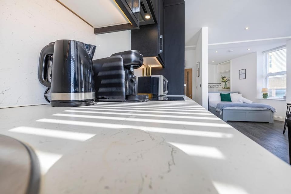 Central Brighton Studio, Sleeps 3, Walk to Beach Apartment in Milton Keynes