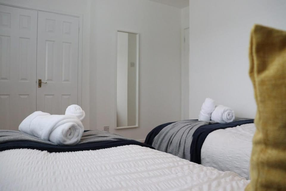 Central 3-Bed Home, Parking Garden, Milton Keynes Apartment in Milton Keynes