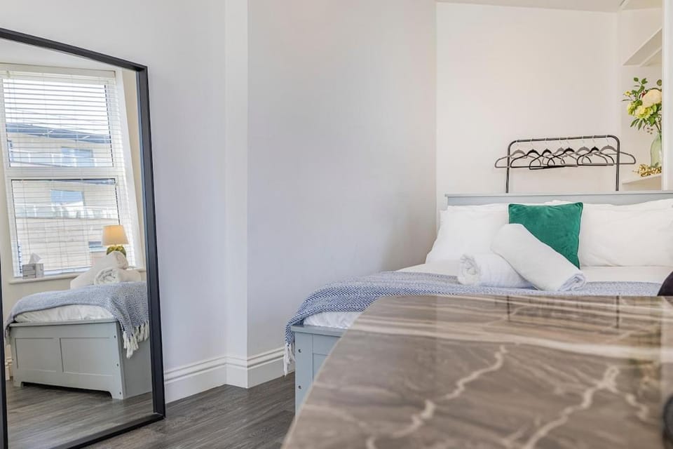 Central Brighton Studio, Sleeps 3, Walk to Beach Apartment in Milton Keynes