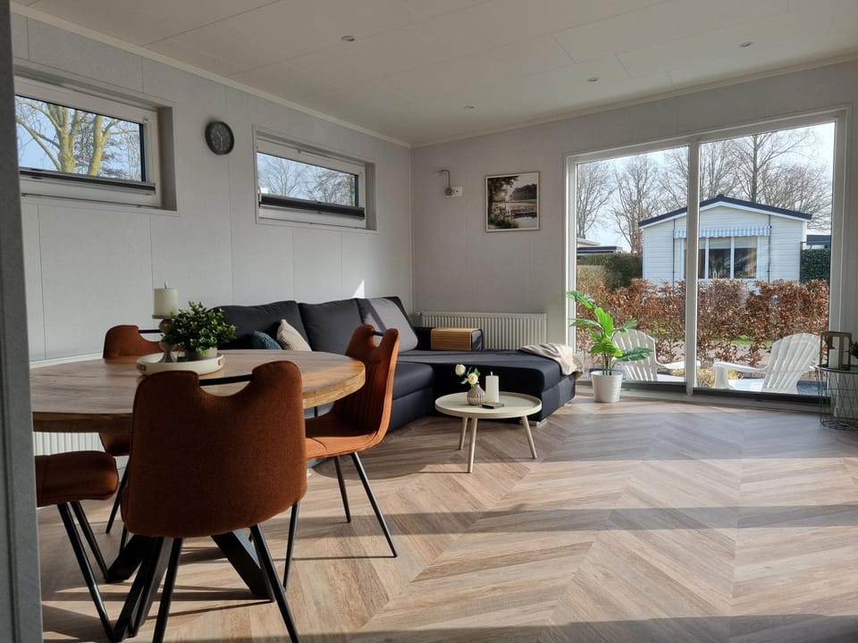 Seating area, Dining area