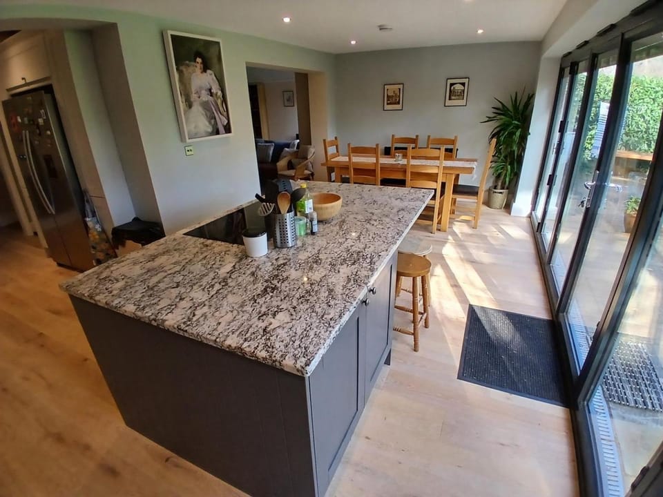 Kitchen or kitchenette, Living room, Seating area, Dining area