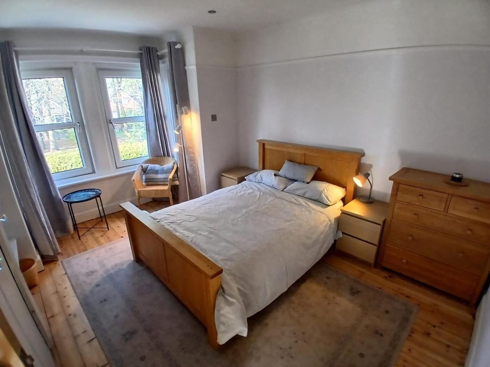 Bed, Photo of the whole room, Seating area, Bedroom
