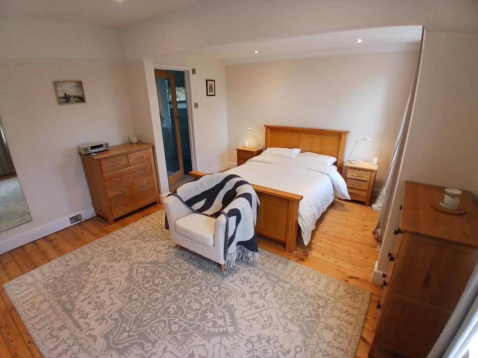 Bed, Photo of the whole room, Seating area, Bedroom
