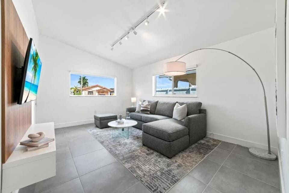 Modern Hialeah Escape Backyard Casino Park House in Hialeah Gardens