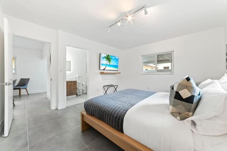Modern Hialeah Escape Backyard Casino Park House in Hialeah Gardens