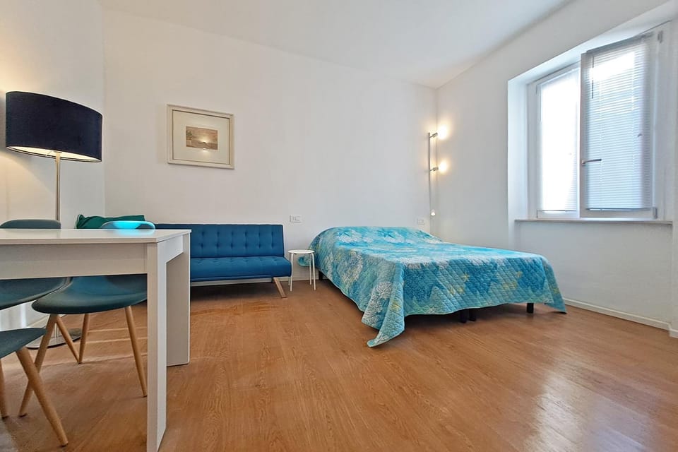 Bed, Living room, Photo of the whole room, Seating area, Bedroom