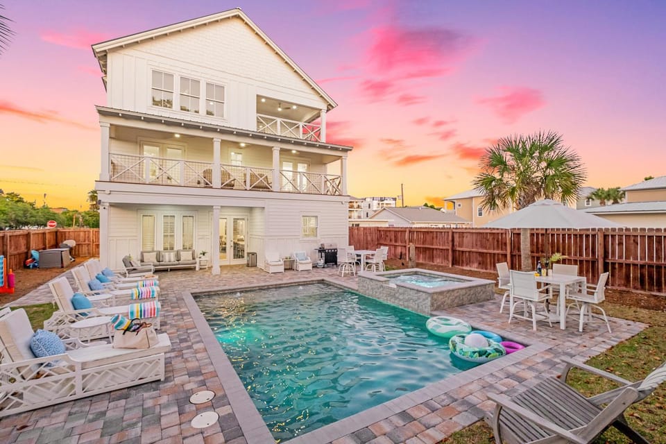 Property building, Patio, BBQ facilities, Garden, Hot Tub, Balcony/Terrace, Seating area, Swimming pool, Sunset
