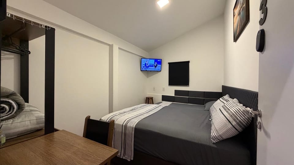 Bed, TV and multimedia, Photo of the whole room, Bedroom