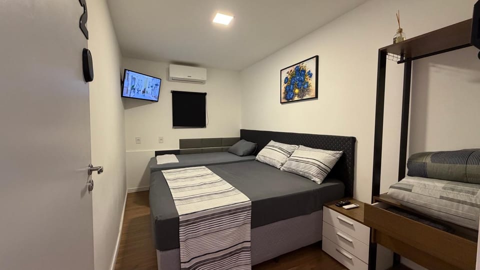Bed, TV and multimedia, Photo of the whole room, Bedroom, towels