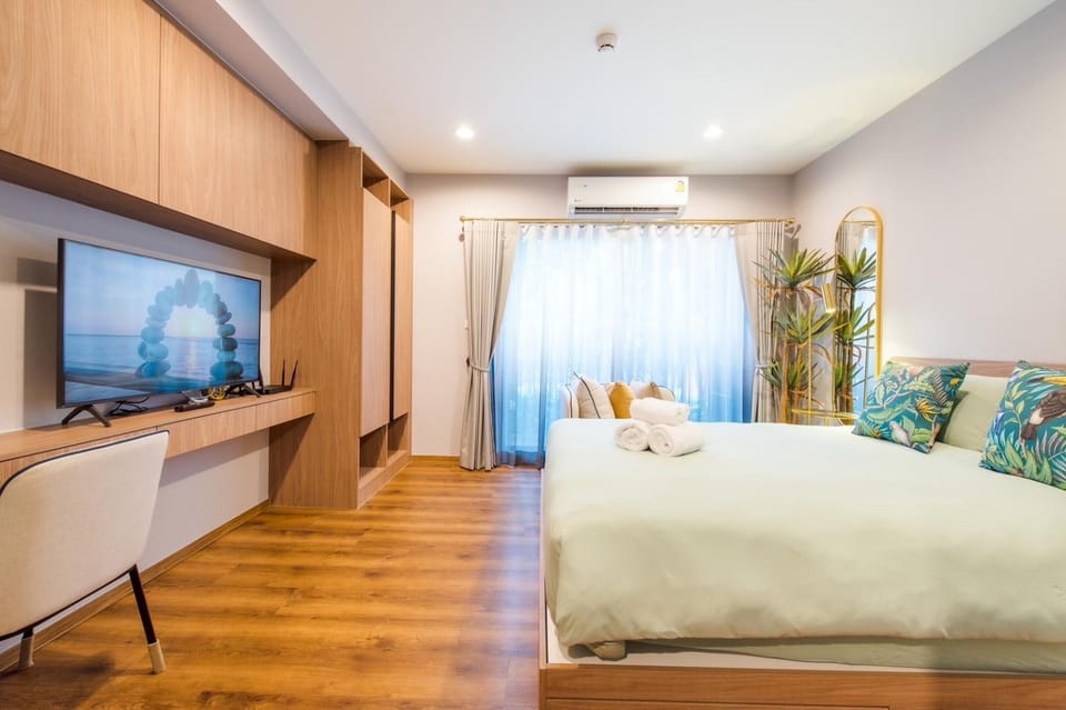 Photo of the whole room, Bedroom