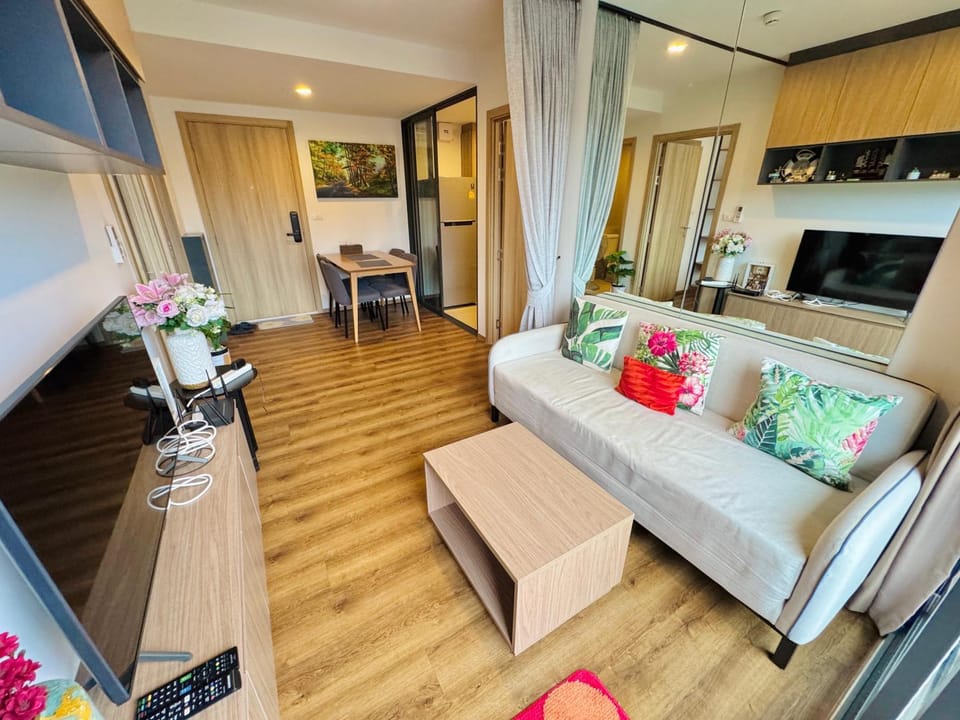 Living room, Photo of the whole room, Seating area