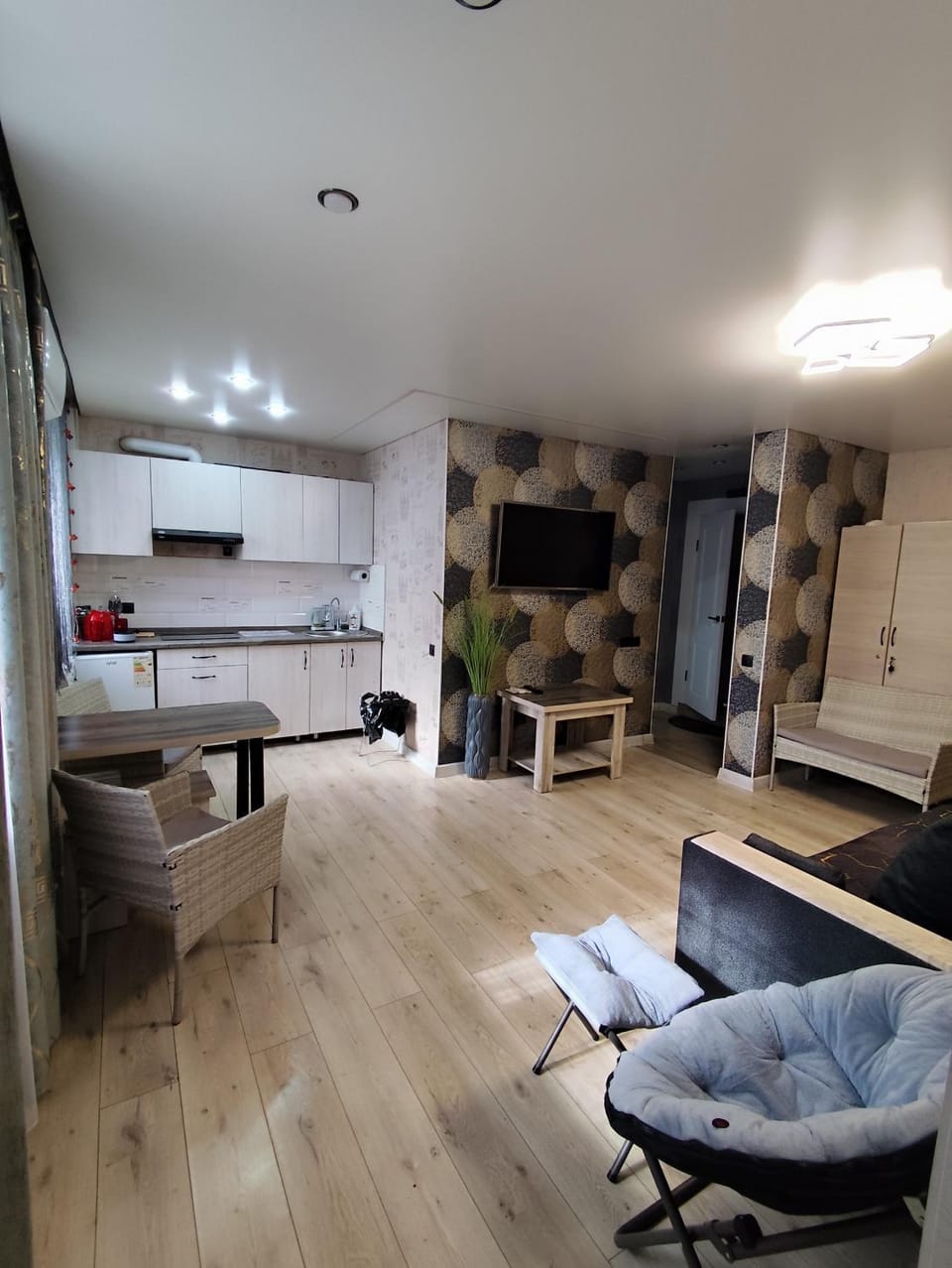 TV and multimedia, Kitchen or kitchenette, Living room, Seating area, Dining area, air conditioner