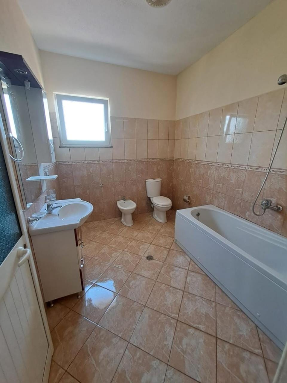 Shower, Toilet, Bathroom, bidet, towels