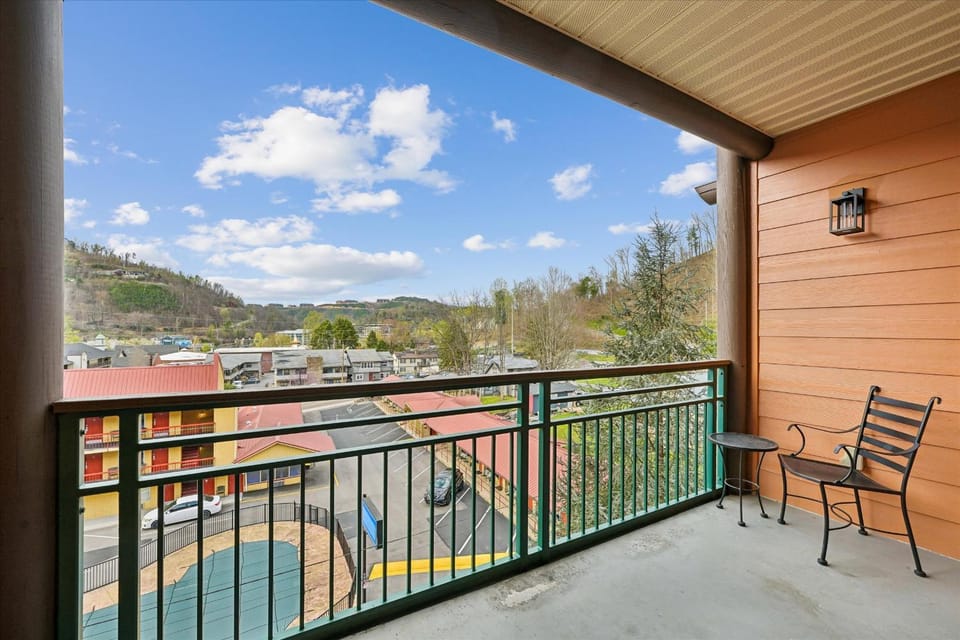 Day, Balcony/Terrace, Seating area, Mountain view, Pool view