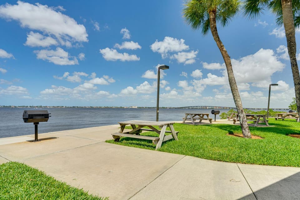 Resort-Style Fort Myers Gem: Swim, Golf & Cruise! House in Cypress Lake