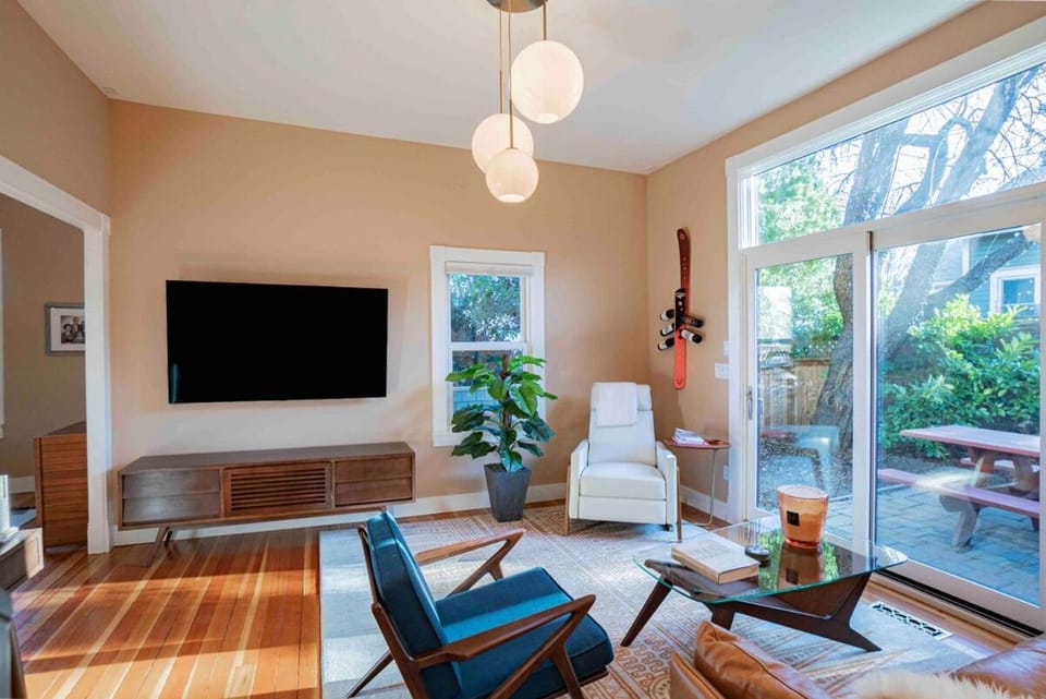 Luxurious historic district cottage Casa Soleil Villa in Ashland