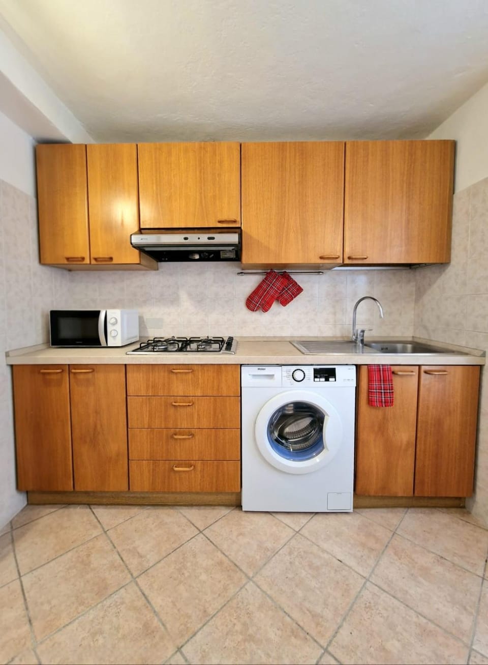 Kitchen or kitchenette, washing machine