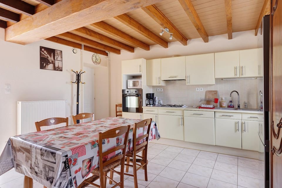 Property building, Kitchen or kitchenette, Living room
