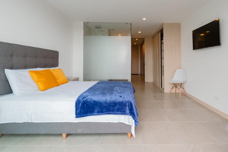 Bed, TV and multimedia, Photo of the whole room