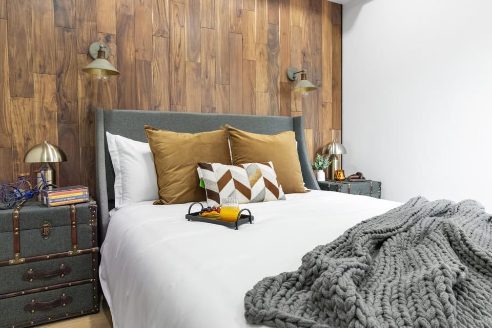 Bed, Seating area, Bedroom