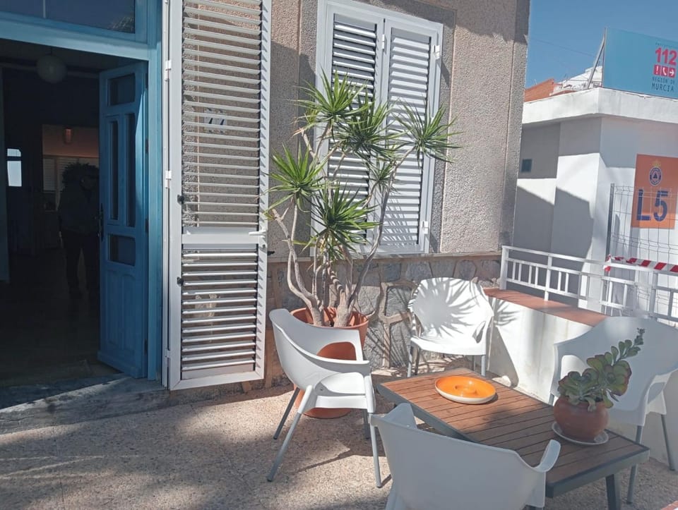 Facade/entrance, Balcony/Terrace