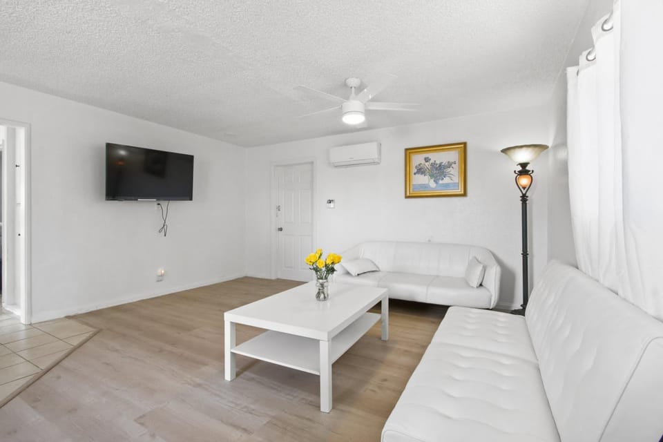 1BR Guesthouse in Ontario Pet Friendly House in Ontario