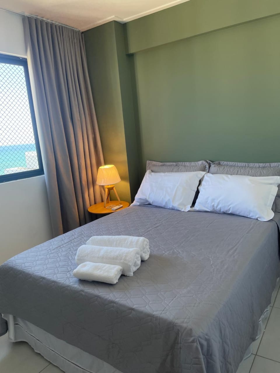 Photo of the whole room, towels