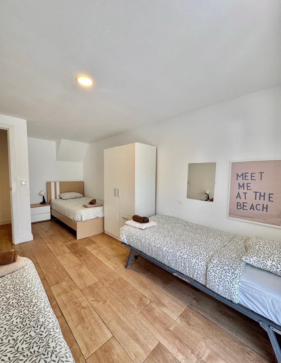 Bed, Bedroom, towels, towels, wardrobe