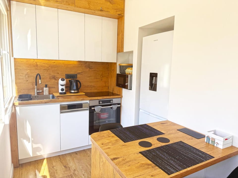 Coffee/tea facilities, Kitchen or kitchenette, dishwasher, oven, stove