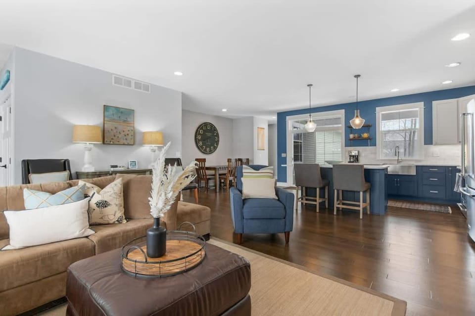 Duneside Retreat - Bonfire - BBQ - Downtown Access - Family Friendly House in Douglas