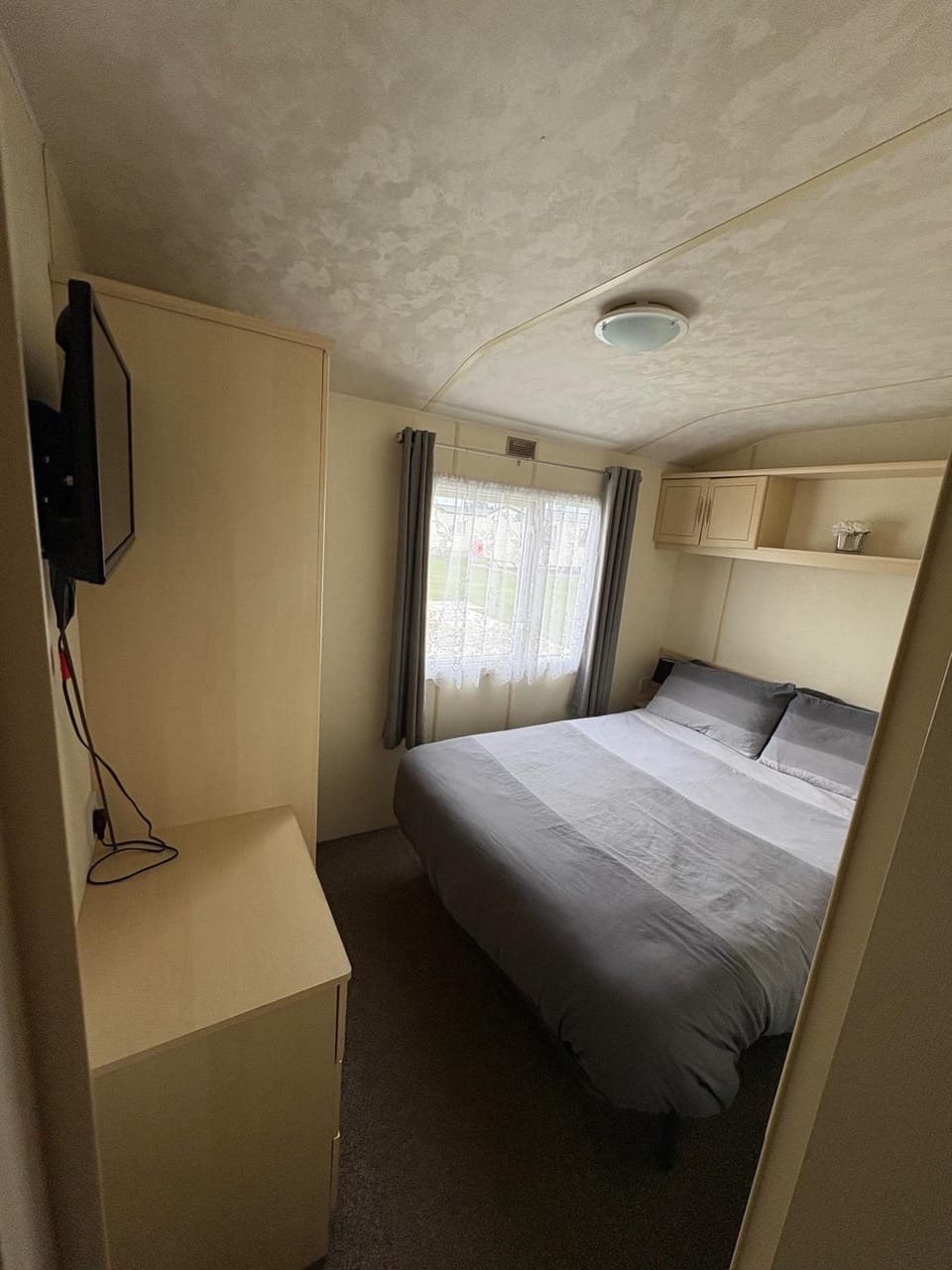 Bed, TV and multimedia, Photo of the whole room, Bedroom