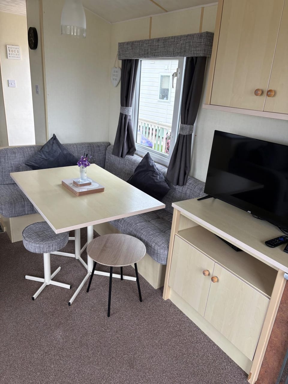 TV and multimedia, Living room, Seating area, Dining area