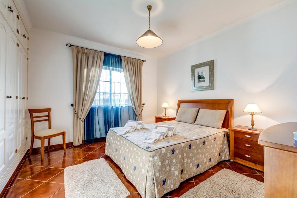 Bed, Bathroom, TV and multimedia, Bedroom, wardrobe, air conditioner