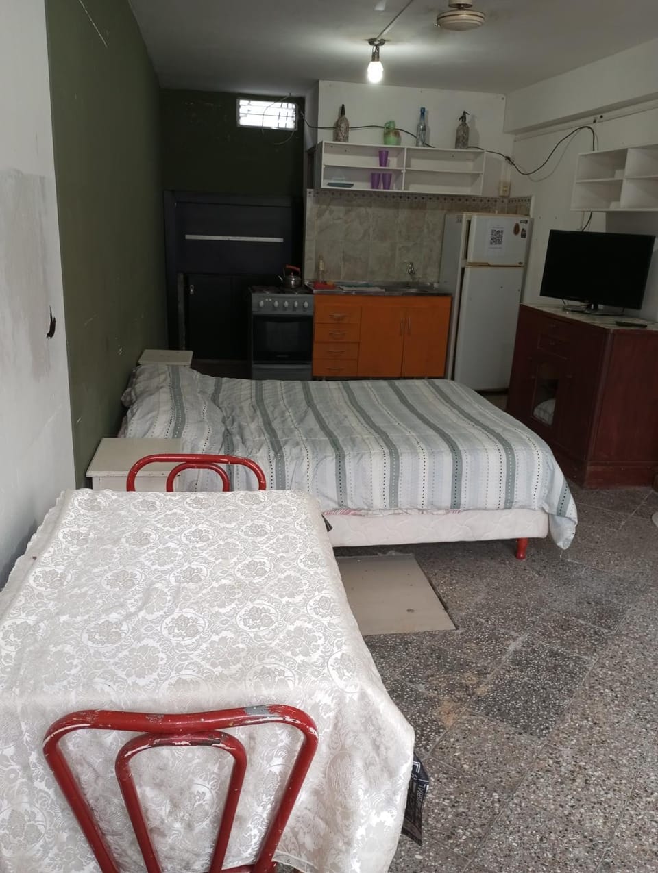 Bed, TV and multimedia, Photo of the whole room, Bedroom, oven