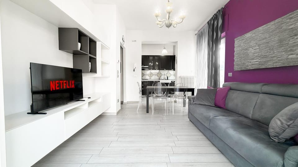 Communal lounge/ TV room, TV and multimedia, Balcony/Terrace, Kitchen or kitchenette, Living room, Seating area, Dining area, Evening entertainment, Lunch, heating, internet, pet friendly, VIP, washing machine